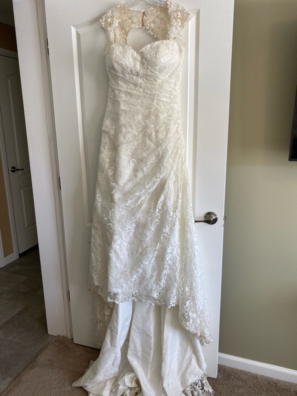 Sweetheart Lace Cap-Sleeve Wedding Dress in Ivory